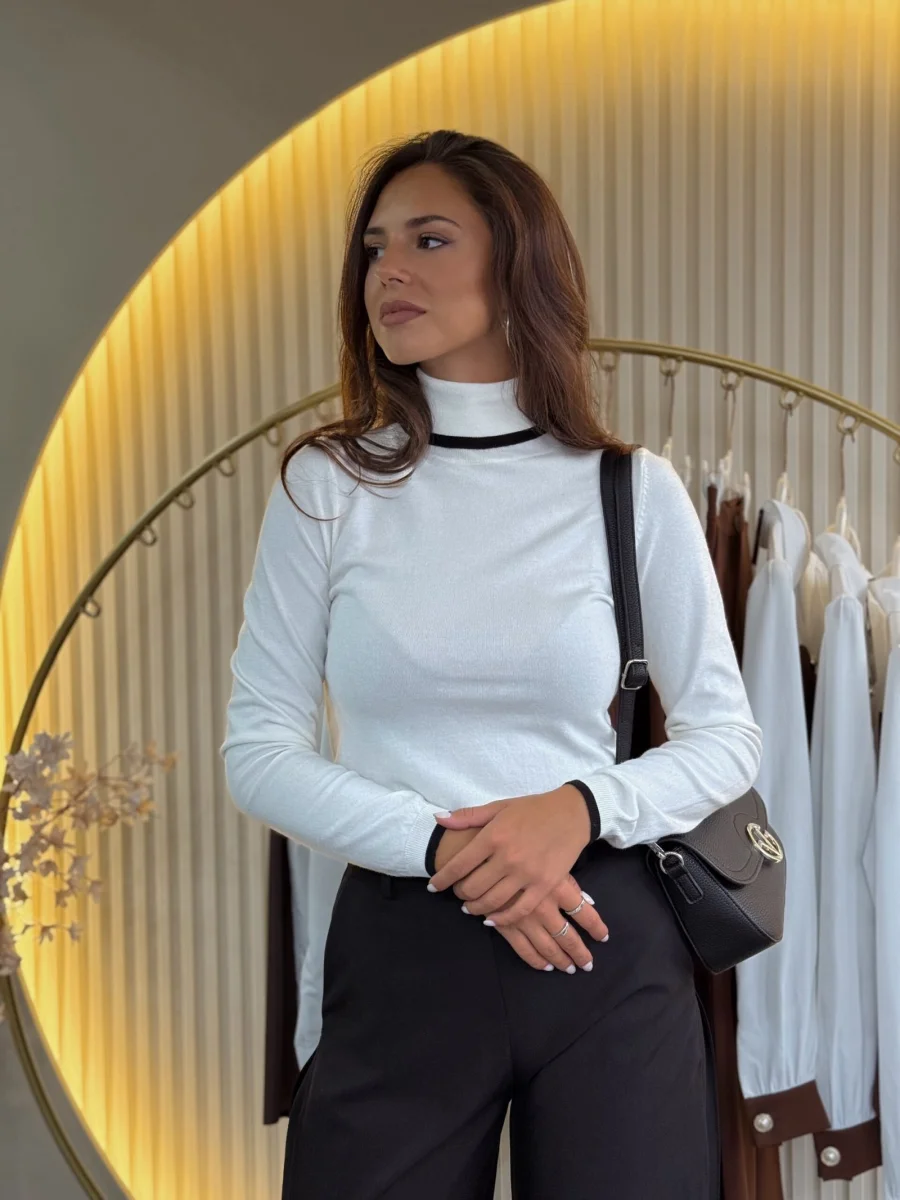 Bluza bela sa rol-kragnom LAFF09165