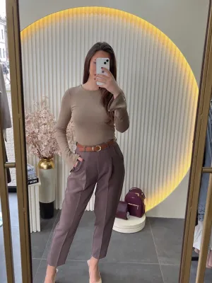 Pantalone braon ušicima i kaišem PER50938
